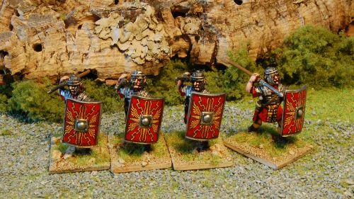 Legionaries Throwing Pilum - Lorica Segmentata (28mm)