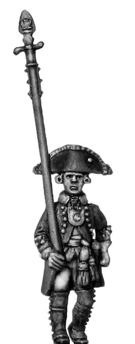Russian officer, coat - no lapels, spontoon, marching (28mm)